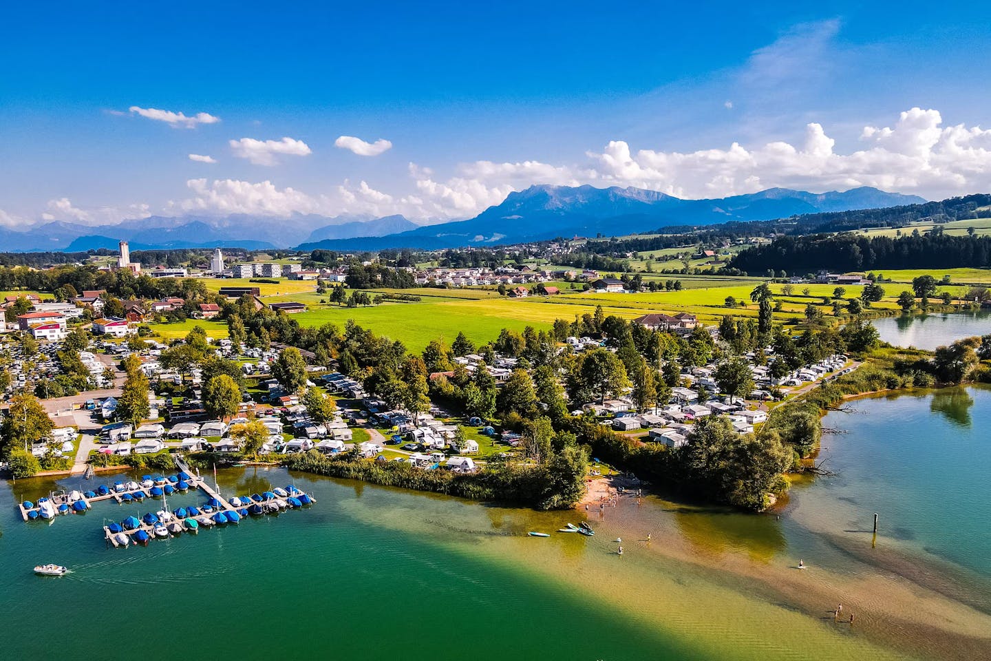 PiNCAMP – najlepsza wyszukiwarka kempingów w Europie https://www.pincamp.de/i/image.jpg?auto=compress%2Cformat&fit=crop&handle=GiwJ884qQuO28aVofOxC&q=undefined&w=1440&utm_source=chatgpt.com